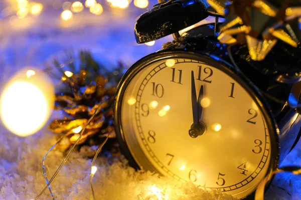 Elegante Orologio Natale Neve Sul Tavolo — Foto Stock