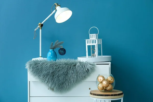 Cómoda Mesa Con Decoración Navideña Cerca Pared Azul — Foto de Stock