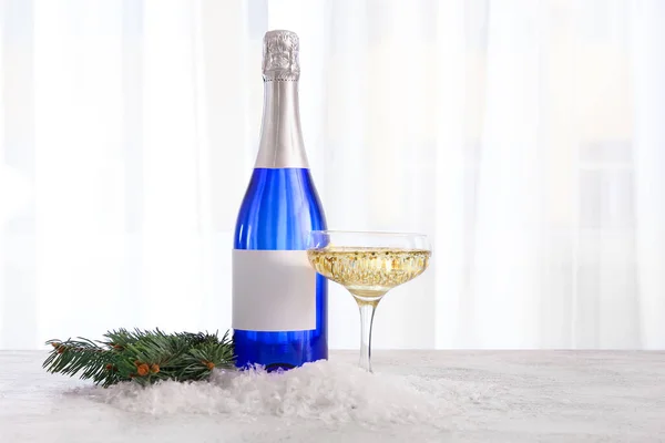 Bouteille Coupe Champagne Décor Noël Sur Table Sur Fond Clair — Photo