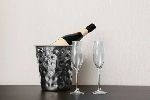 Fles Champagne Ijsemmer Glazen Tafel Bij Lichte Wand — Stockfoto