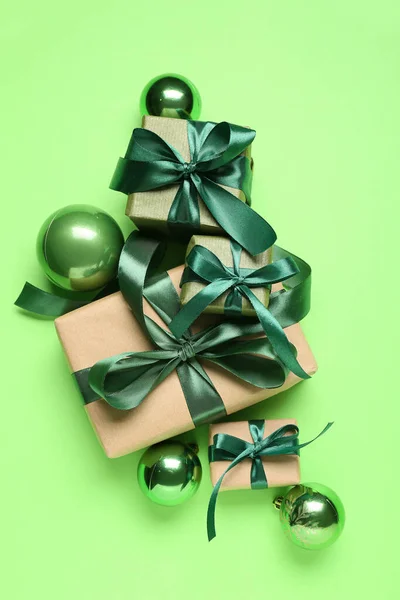 Рождественские Подарки Красивые Украшения Зеленом Фоне — стоковое фото