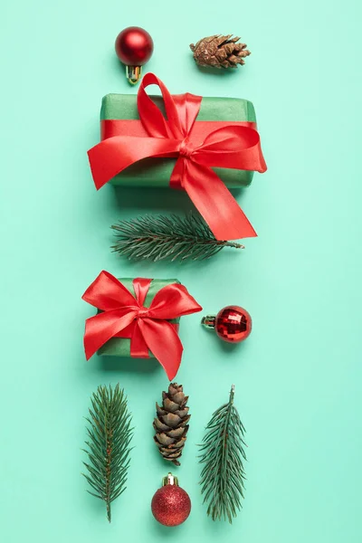 クリスマスプレゼント モミの枝や色の背景に装飾と組成 — ストック写真