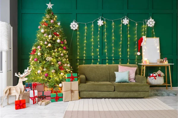 Interieur Van Stijlvolle Woonkamer Met Grote Kerstboom Gloeiende Verlichting Bank — Stockfoto