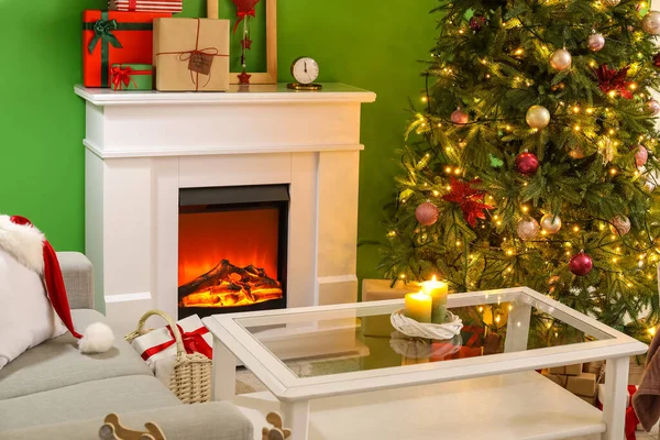 Interior Living Room Fireplace Big Christmas Tree Green Wall — Stock Photo, Image