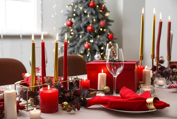 キャンドル付きのダイニングテーブルと部屋でクリスマスのお祝いのための美しい設定 — ストック写真
