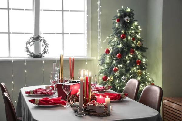 Égő Gyertyák Ünnepi Karácsonyi Asztal Beállítás Szoba Belsejében — Stock Fotó