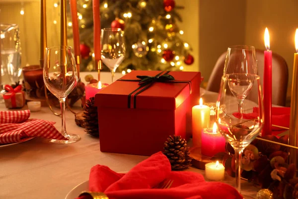 Feestelijke Kersttafel Geschenkdoos Kamer — Stockfoto