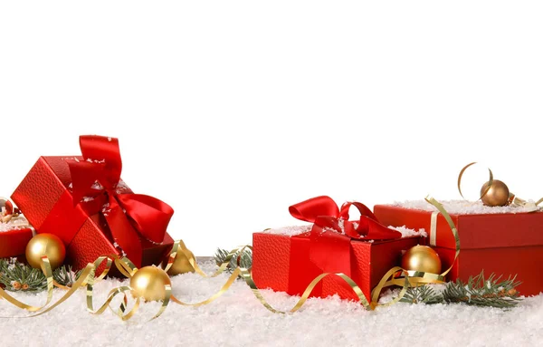 Κουτιά Δώρων Κλαδιά Ελάτης Και Διακόσμηση Χριστουγέννων Στο Τραπέζι Λευκό — Φωτογραφία Αρχείου