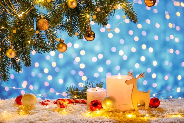 モミの木の枝と美しいクリスマスの組成物 燃えるキャンドルやぼやけた光に対する装飾 — ストック写真