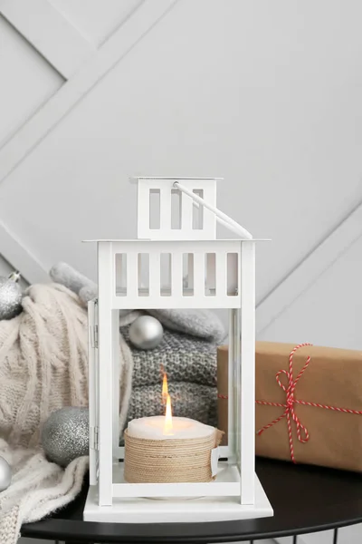 Weiße Laterne Mit Brennender Kerze Geschenk Weihnachtskugeln Und Warmer Kleidung — Stockfoto