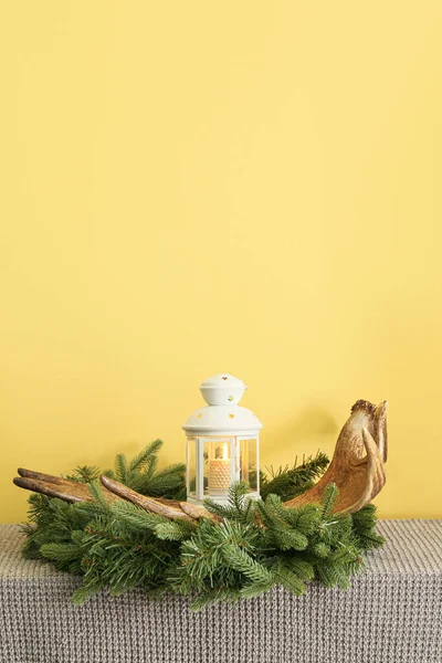 Fehér Karácsonyi Lámpa Égő Gyertyával Szarvas Szarvas Szarv Koszorú Asztalon — Stock Fotó