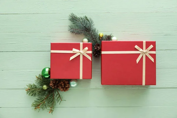 精美的圣诞礼品盒 枞树枝条和绿色木制背景装饰的构图 — 图库照片