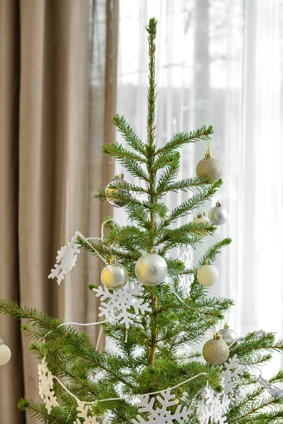 Hermoso Árbol Navidad Decorado Con Copos Nieve Bolas Habitación Primer —  Fotos de Stock