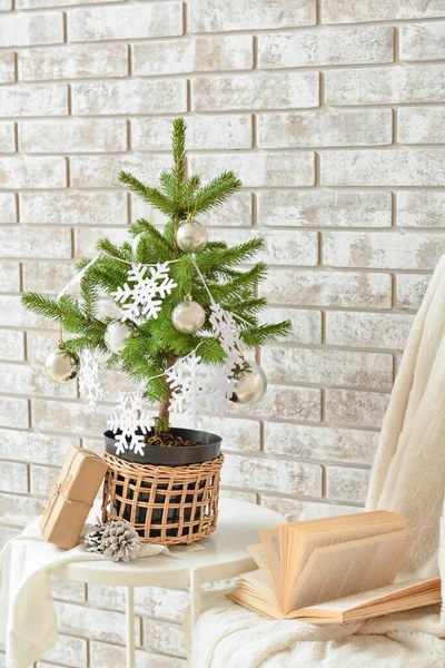 Bela Árvore Natal Vaso Decorado Com Flocos Neve Bolas Mesa — Fotografia de Stock