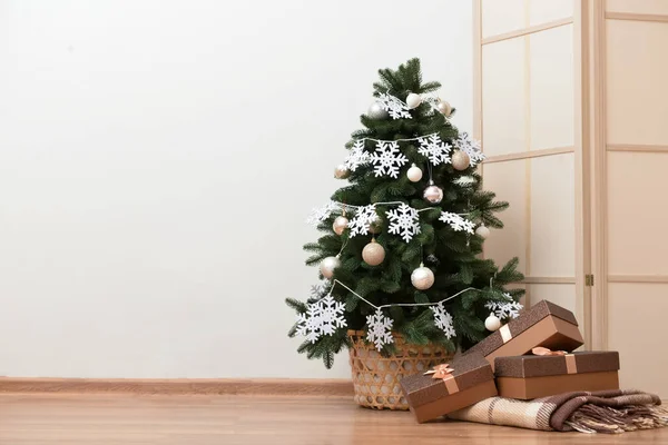 Bela Árvore Natal Cesta Decorada Com Flocos Neve Bolas Caixas — Fotografia de Stock