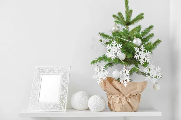 Bela Árvore Natal Vaso Decorado Com Flocos Neve Bolas Moldura — Fotografia de Stock