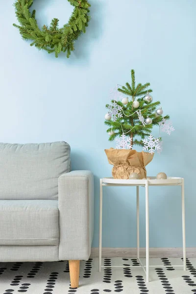 Schöner Weihnachtsbaum Topf Dekoriert Mit Schneeflocken Kugeln Auf Dem Tisch — Stockfoto