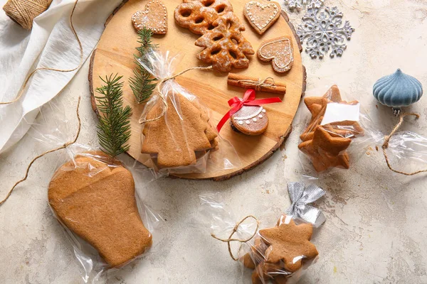 Tavola Legno Con Gustosi Biscotti Pan Zenzero Natale Sfondo Chiaro — Foto Stock