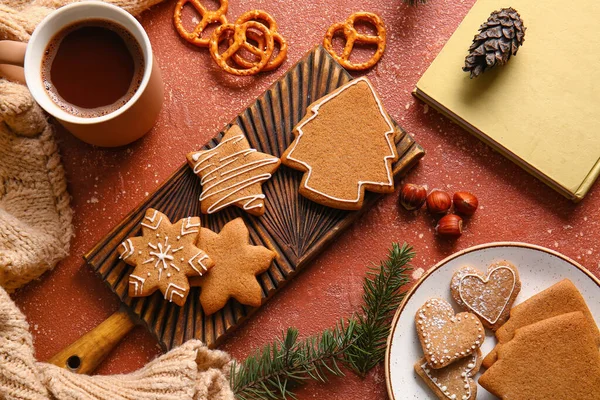 木制木板 上面有甜的圣诞姜饼和红底咖啡 — 图库照片