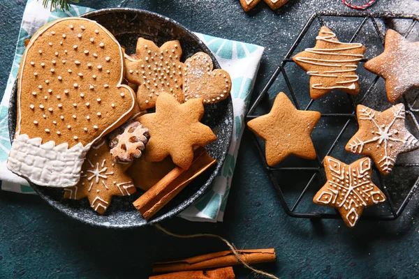 Plate Grid Sweet Christmas Gingerbread Cookies Black Background — Stock Photo, Image