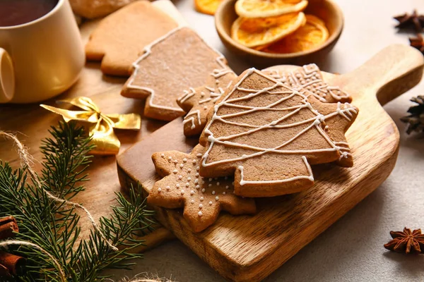 Trätavlor Med Söt Jul Pepparkakor Cookies Ljus Bakgrund — Stockfoto