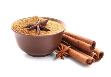 Doğal tarçın tozlu kase ve beyaz arka planda çubuklar