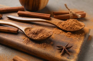 Tarçın tozlu ahşap tahta ve koyu arkaplanda çubuklar