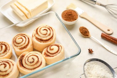 Pişmemiş tarçınlı ve hafif arkaplanlı pişirme tabağı, yakın plan