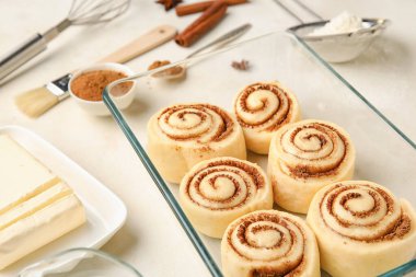 Pişmemiş tarçınlı ve hafif arkaplanlı pişirme tabağı, yakın plan