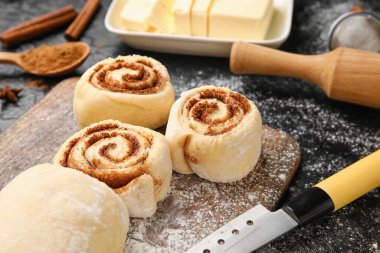 Siyah arka planda pişmemiş tarçınlı ahşap tahta rulo, yakın plan