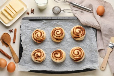 Pişmemiş tarçınlı yemek tabağı ve hafif arka planda malzemeler