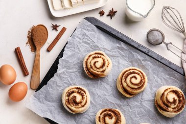 Pişmemiş tarçınlı yemek tabağı ve hafif arka planda malzemeler, yakın plan.