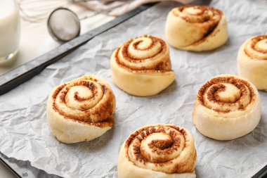 Hafif arka planda pişmemiş tarçınlı fırın yemeği, yakın plan