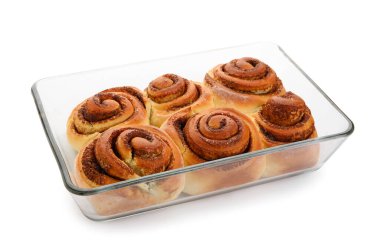 Beyaz arka planda lezzetli tarçınlı börek pişirme