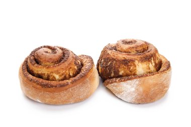 Beyaz arkaplanda klasik tarçın ruloları