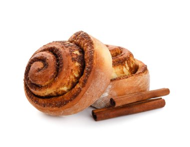 Beyaz arkaplanda klasik tarçın ruloları