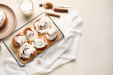 Hafif arka planda kremalı tarçınlı börek pişirme