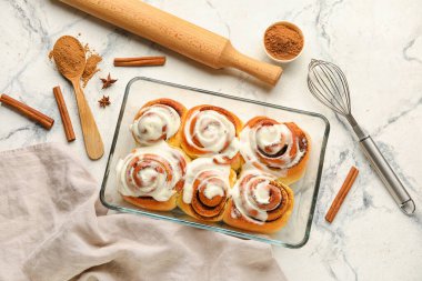 Beyaz mermer arka planda kremalı tarçınlı börek pişirme
