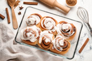 Beyaz mermer arka planda kremalı tarçınlı börek pişirme