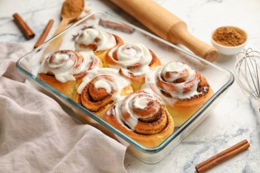 Beyaz mermer arka planda kremalı tarçınlı börek pişirme