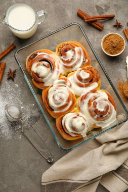 Gri arkaplanda kremalı tarçınlı börek pişirme