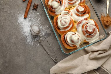 Gri arkaplanda kremalı tarçınlı börek pişirme