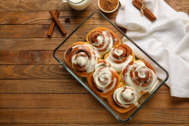 Ahşap arka planda kremalı tarçınlı börek pişirmek