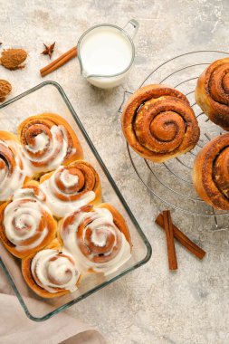 Hafif arka planda lezzetli tarçınlı yemek ve ızgara