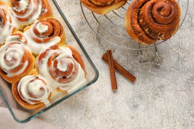 Hafif arka planda lezzetli tarçınlı yemek ve ızgara