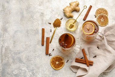 Hafif arka planda tarçınlı bir bardak lezzetli meyve çayı.