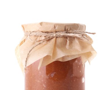 Beyaz arka planda cam kavanoz armut reçeli