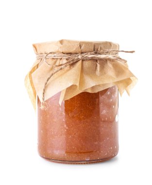 Beyaz arka planda cam kavanoz armut reçeli