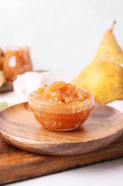 Bir kase armut reçeli masada, yakın plan.