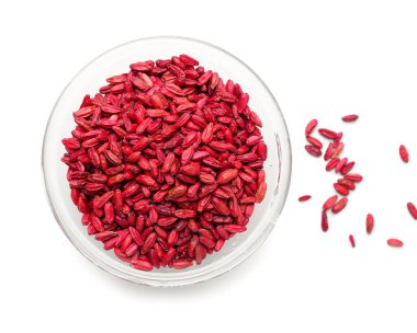 Beyaz arka planda kurumuş böğürtlenli cam kase.